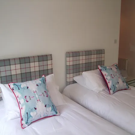 Holyrood Road Park - 379 *