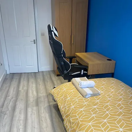 One Bedroom In Spacious Bungalow, Free Parking & Private Entrance Homestay *