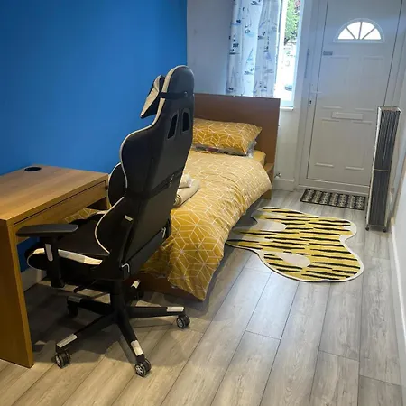 One Bedroom In Spacious Bungalow, Free Parking & Private Entrance Homestay