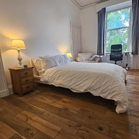 Delightful 4-bedroom City 아파트