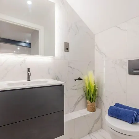 Dragon - Yukina - 2 Bed Centre House With Garden Edinburgh