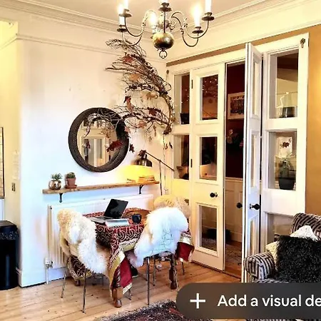 Holyrood Park: Lush & Arty 2 Double Bed Flat エディンバラ