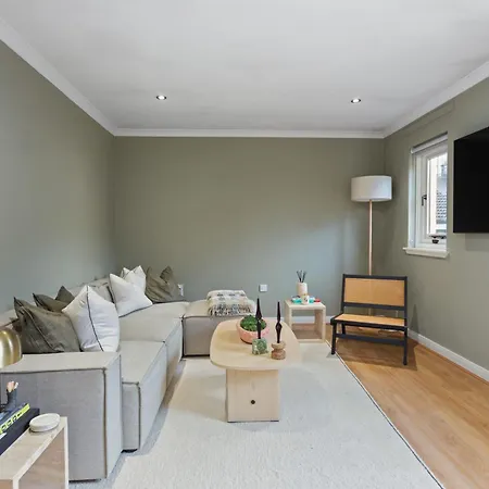 Centre Dean Village 1 Bed 아파트 *