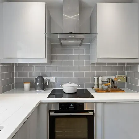 Centre Dean Village 1 Bed *