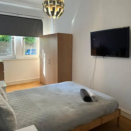 Hermosa Habitacion Doble Con Tv Y Bano Compartido Εδιμβούργο