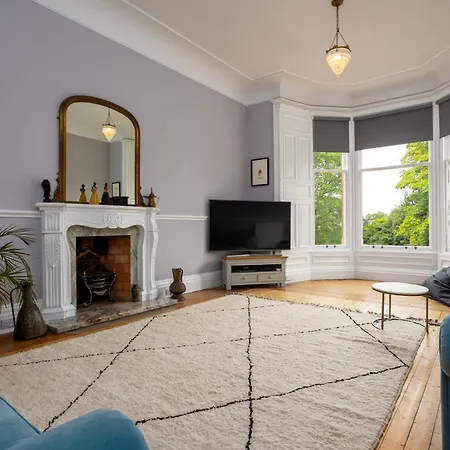 Beautiful & Bright Three Bedroom * Edynburg