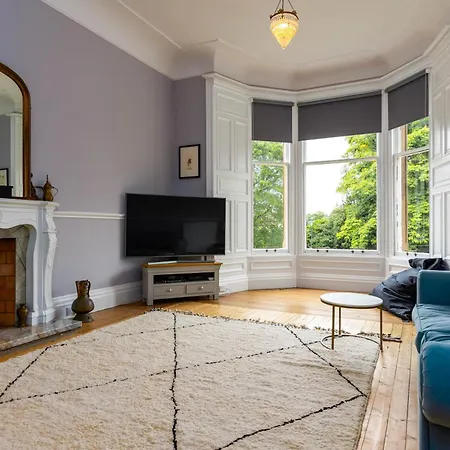 Beautiful & Bright Three Bedroom Apartament