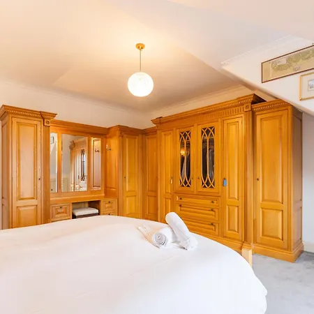 Beautiful & Bright Three Bedroom