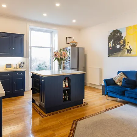 Beautiful & Bright Three Bedroom Apartament *