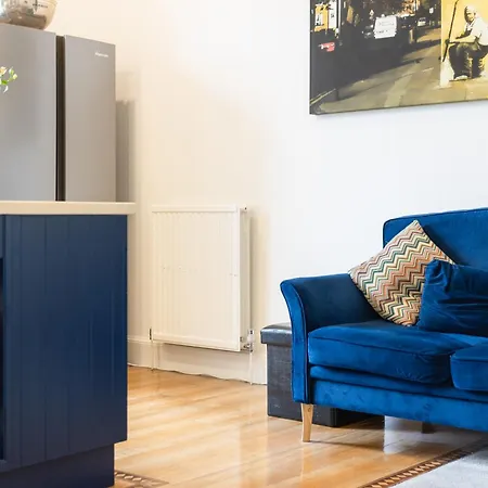 Beautiful & Bright Three Bedroom Apartament Edynburg