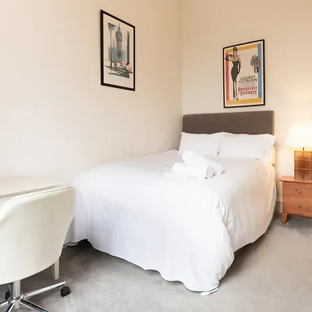 Beautiful & Bright Three Bedroom Apartament