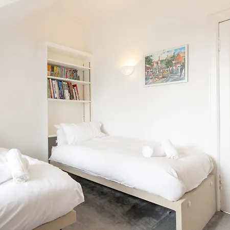 Beautiful & Bright Three Bedroom Apartament *