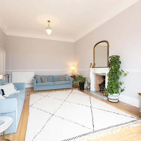 Beautiful & Bright Three Bedroom *