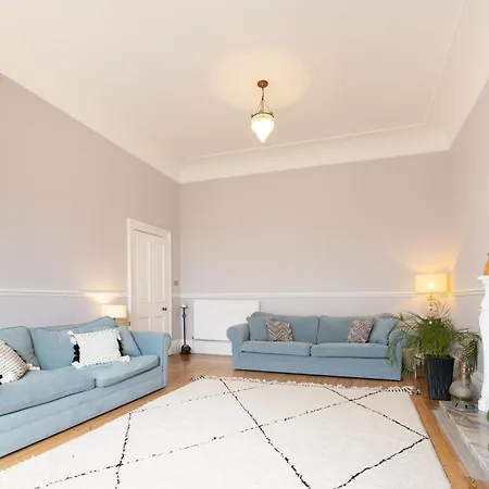Beautiful & Bright Three Bedroom Apartament