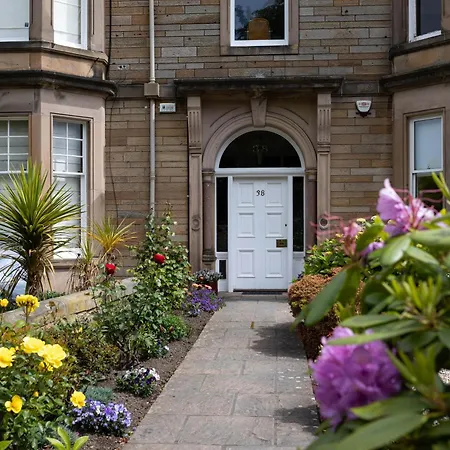 Beautiful & Bright Three Bedroom *