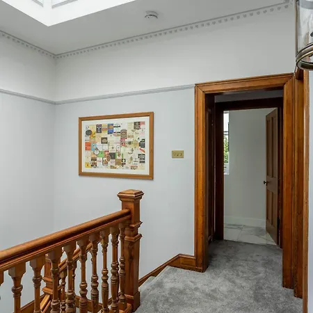 Beautiful & Bright Three Bedroom Apartament