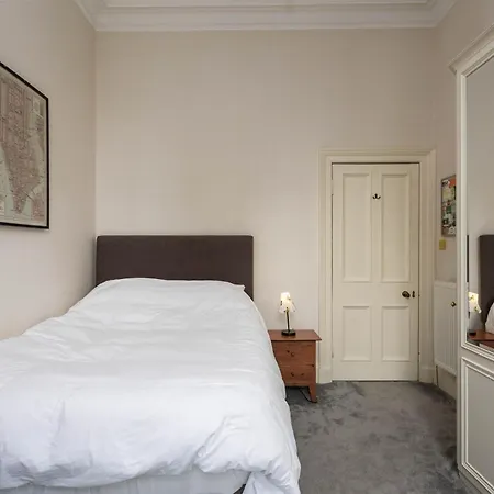 Beautiful & Bright Three Bedroom *