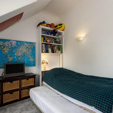 Beautiful & Bright Three Bedroom