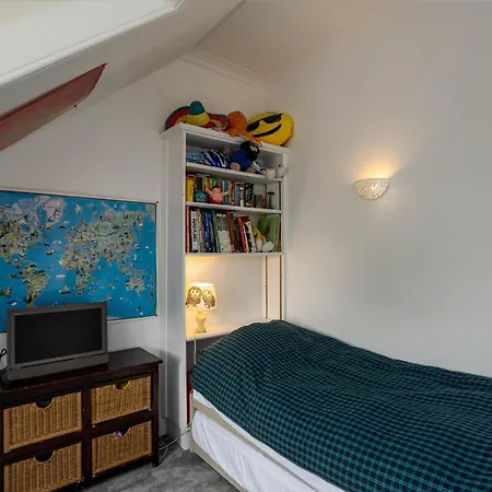 Beautiful & Bright Three Bedroom Apartament Edynburg