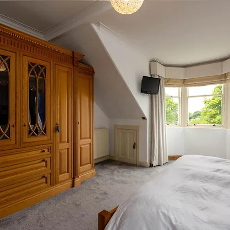Beautiful & Bright Three Bedroom