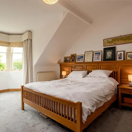 Beautiful & Bright Three Bedroom *
