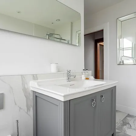 Beautiful & Bright Three Bedroom Apartament