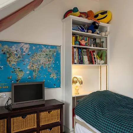 Beautiful & Bright Three Bedroom Apartament *