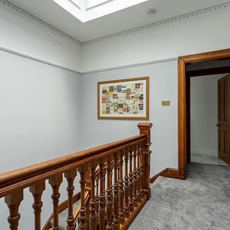 Beautiful & Bright Three Bedroom Apartament Edynburg