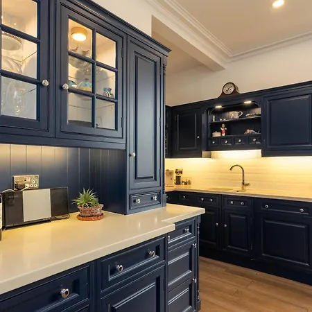 Beautiful & Bright Three Bedroom