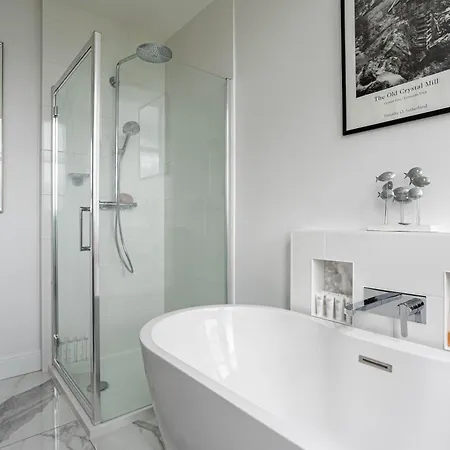 Beautiful & Bright Three Bedroom Apartament *