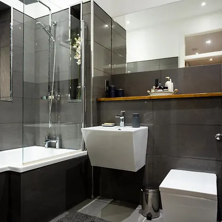 Spacious 2 Bedroom House Near The Meadows