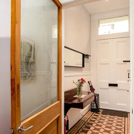 Spacious 2 Bedroom House Near The Meadows