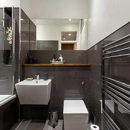 Spacious 2 Bedroom House Near The Meadows *