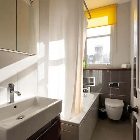 Apartment Gorgeous 4 Bed Right Beside The Meadows