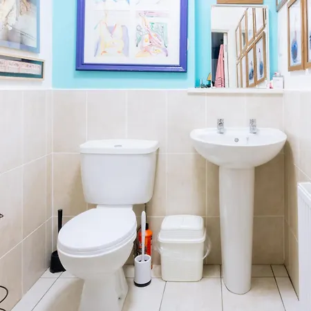 Stylish 3 Bedroom Near Hollyrood Park * Edinburgh
