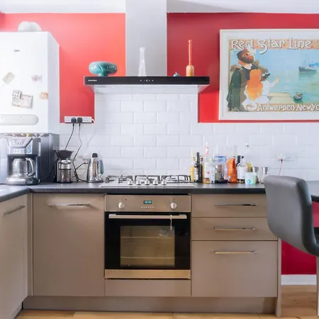 Stylish 3 Bedroom Near Hollyrood Park