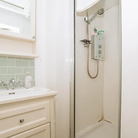 Sleek & Central 2bd Flat - Haymarket Edimburgo