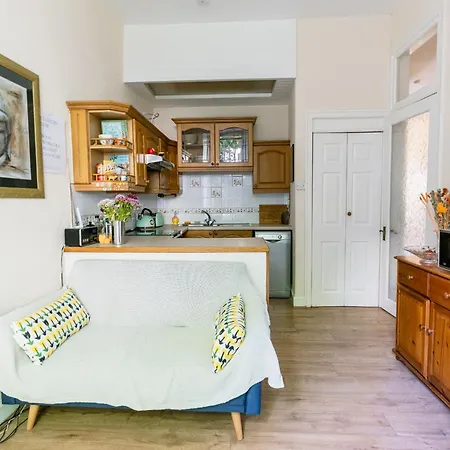 Palm Tree Apartment- Period With Cat Edinburgh