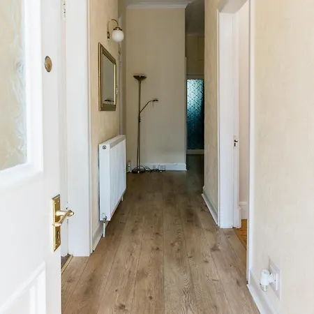 Palm Tree Apartment- Period With Cat * Edinburgh