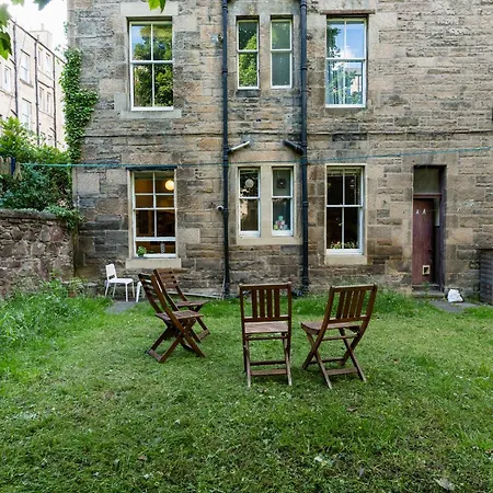 Palm Tree Apartment- Period With Cat Apartment
