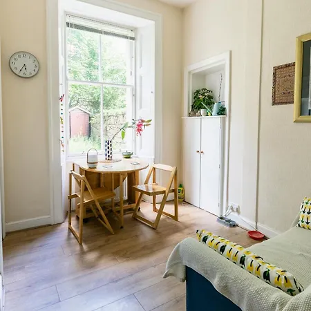 Palm Tree Apartment- Period With Cat Appartement