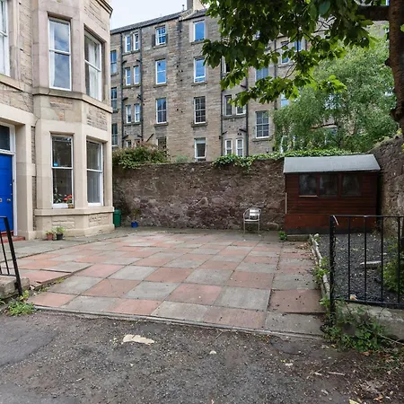 Apartment Palm Tree Apartment- Period With Cat