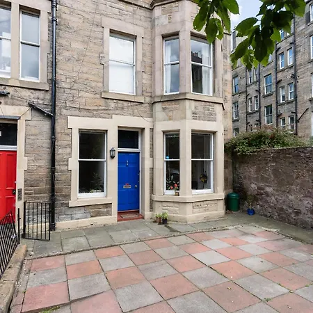 Apartment Palm Tree Apartment- Period With Cat *