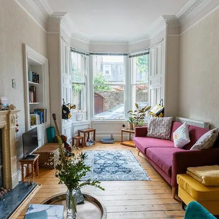 Palm Tree Apartment- Period With Cat