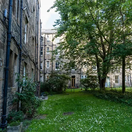 Apartment Palm Tree Apartment- Period With Cat *