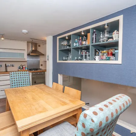 The Old School In Dean Village Apartment