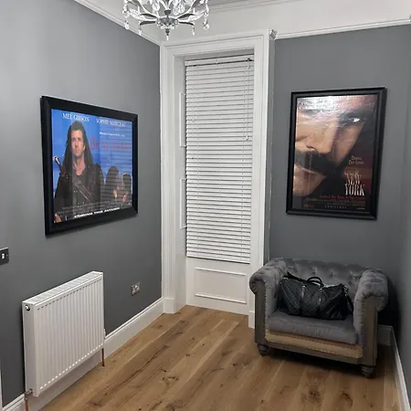 2 Bedroom Main Door Flat In The Centre Apartment Edinburgh