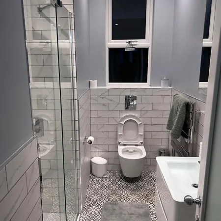 2 Bedroom Main Door Flat In The Centre * Edinburgh