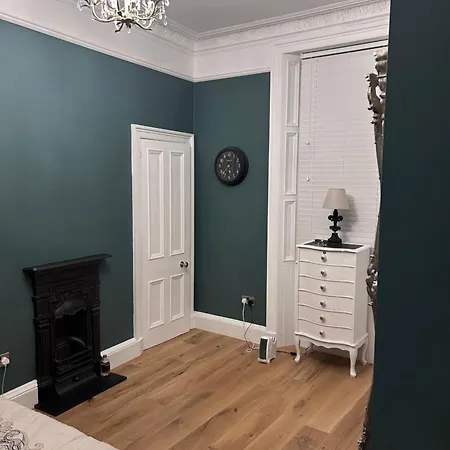 2 Bedroom Main Door Flat In The Centre Apartment Edinburgh