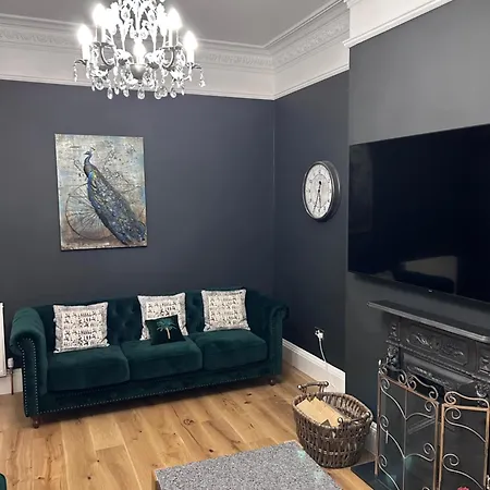 2 Bedroom Main Door Flat In The Centre *